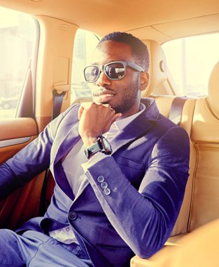 Siyah Amerikalı adam arabaya