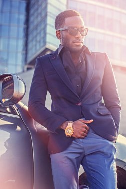 Amerikalı erkek zarif bir ceket giymiş