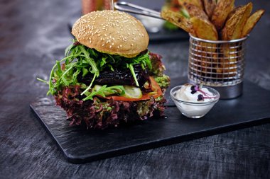 Bir tabloda lezzetli burger