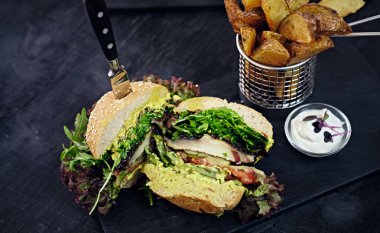 Bir tabloda lezzetli burger