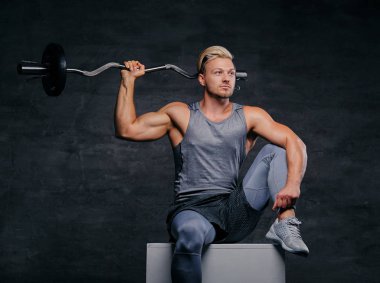 Atletik sarışın erkek halter tutar