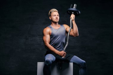 Atletik erkek halter tutar