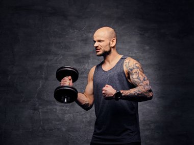 Pazı egzersiz halter ile yapan erkek