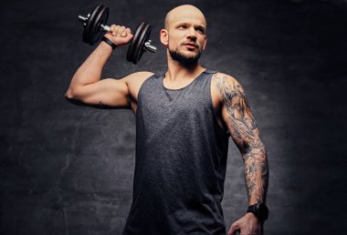 Atletik traş kafa adam 