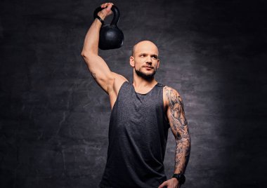 Kettlebell ile atletik erkek