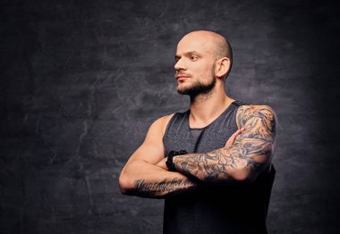 Atletik dövmeli adam