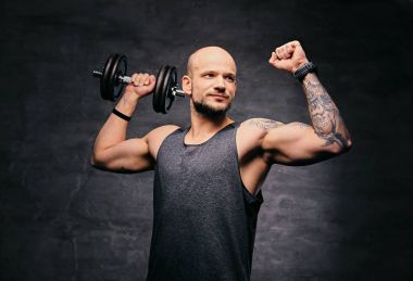 Dumbbell ile atletik erkek