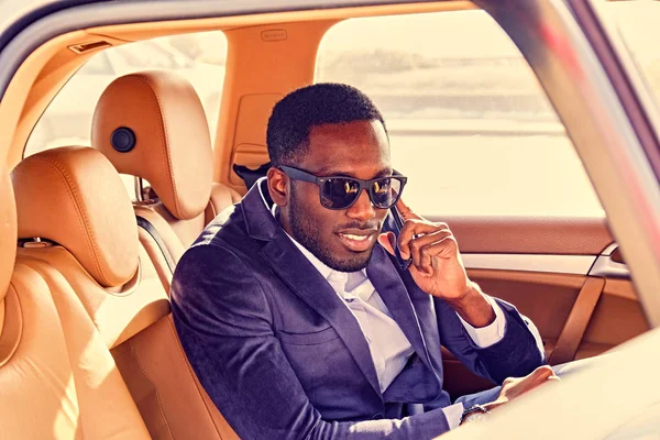 Amerikalı zarif adam görüşmeler smartphone cep telefonu ile