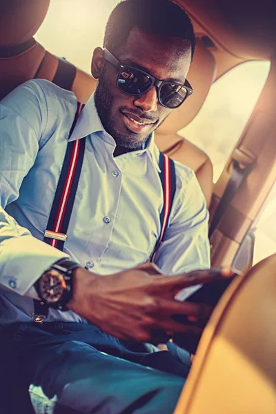 Amerikalı erkek bir arabaya Smartphone kullanarak