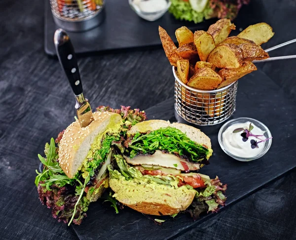 Vegan paddestoel hamburger met salade — Stockfoto