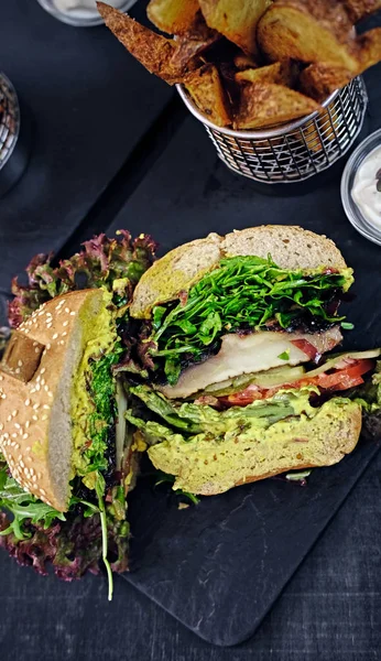 Hambúrguer de cogumelos Vegan com salada — Fotografia de Stock