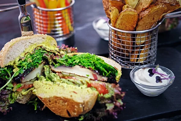 Bir tabloda lezzetli burger