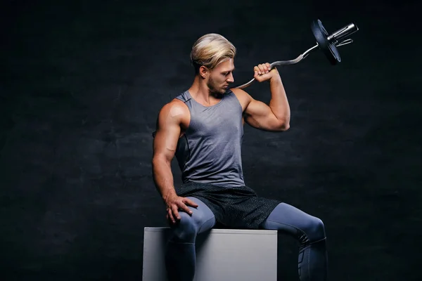 체육 금발 남성 보유 바 벨 — 스톡 사진