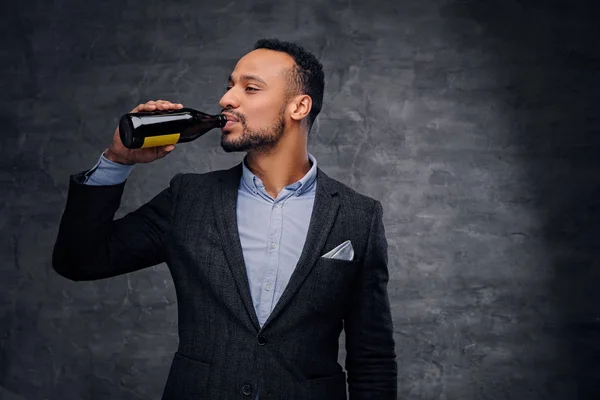 Hombre negro americano degustación de cerveza — Foto de Stock