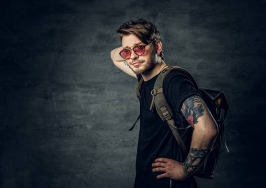 Sırt çantası ile dövmeli Gezgin