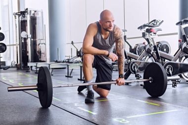 barbell ile çalışma dışarı adam