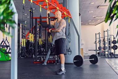 Trx egzersizleri yapıyor atletik erkek