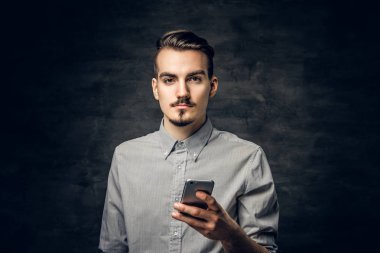 Bir akıllı telefon kullanan sakallı adam