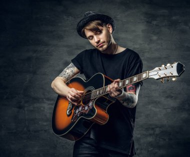 Dövmeli genç gitarist