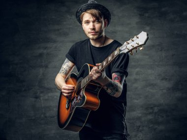 Dövmeli genç gitarist