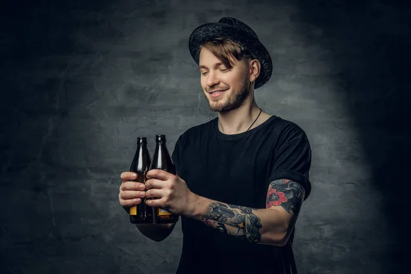 Adam şişelenmiş zanaat bira tutar — Stok fotoğraf