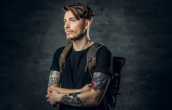 Viajero tatuado con brazos cruzados — Foto de Stock