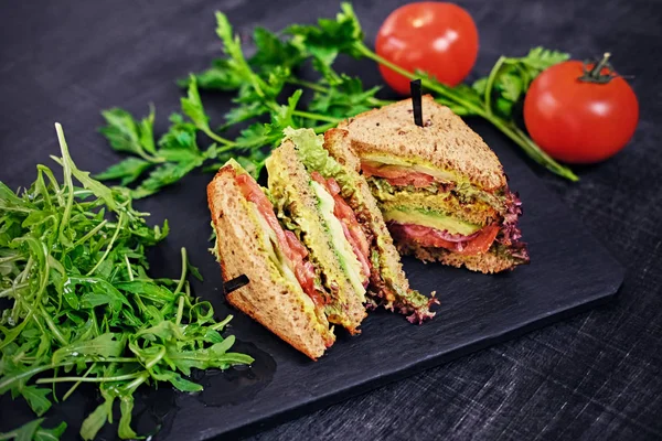 Sanduíches vegetarianos com salada e tomate — Fotografia de Stock