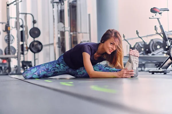 Deportiva chica estirándose en un suelo —  Fotos de Stock