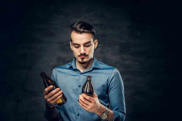 Мужчина держит пивные бутылки — стоковое фото