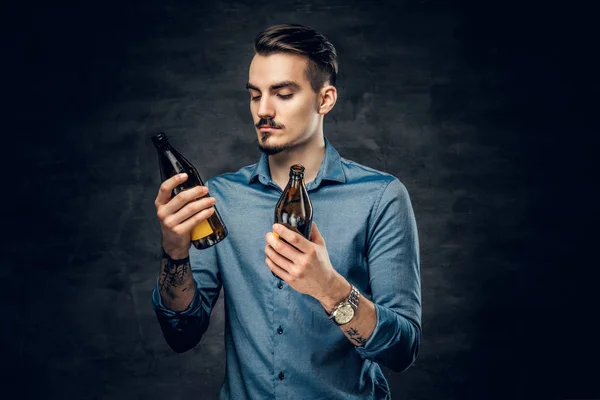 Мужчина держит пивные бутылки — стоковое фото