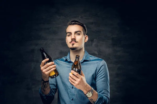 Man houdt bierflessen — Stockfoto