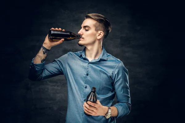 Homme boit de la bière artisanale en bouteille — Photo