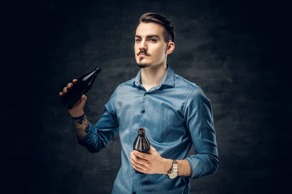 男人饮料工艺瓶装的啤酒 — 图库照片