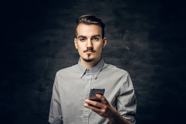 Homem barbudo usando um smartphone — Fotografia de Stock