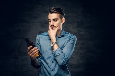 Adam şişelenmiş zanaat bira tutar