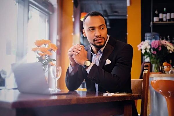 Elegante hombre negro usando un portátil —  Fotos de Stock