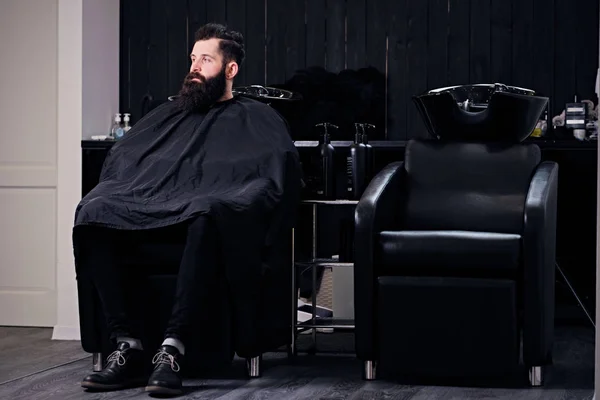 Homem barbudo no salão de cabeleireiro — Fotografia de Stock