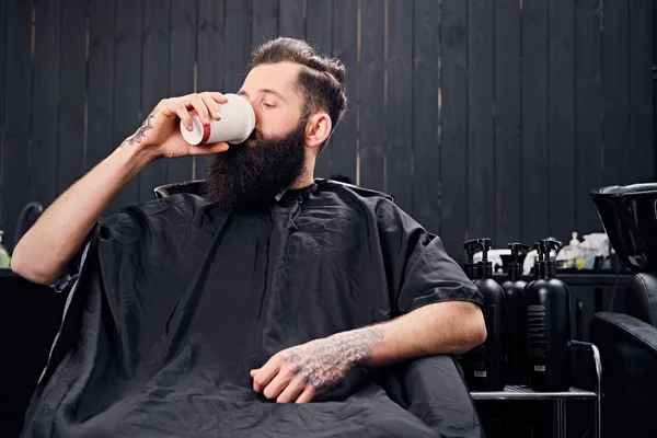 Homem barbudo bebe café — Fotografia de Stock