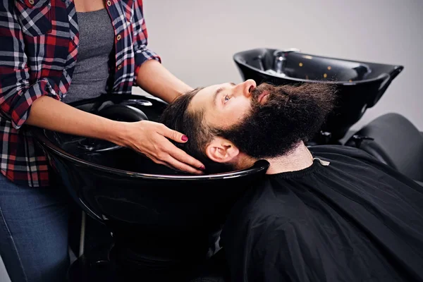남자의 머리카락을 세척 하는 미용사 — 스톡 사진