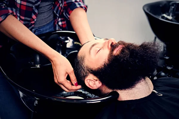 Kuaför yıkama adamın saç — Stok fotoğraf