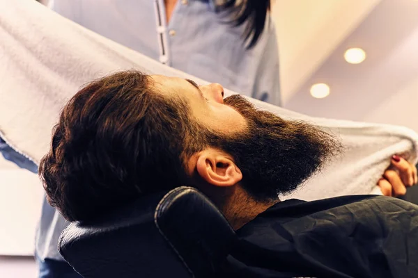 Hombre barbudo con corte de pelo elegante —  Fotos de Stock