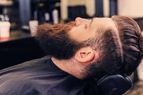 Homem barbudo com corte de cabelo elegante — Fotografia de Stock