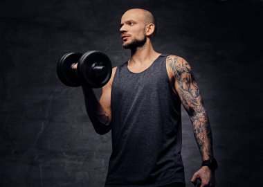 Pazı egzersiz halter ile yapan erkek.