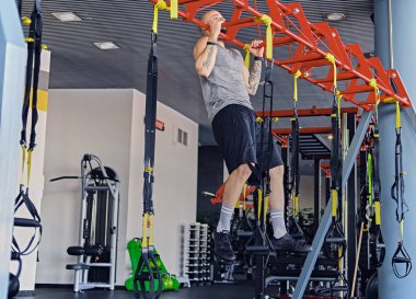 Çekme yapan erkek ups