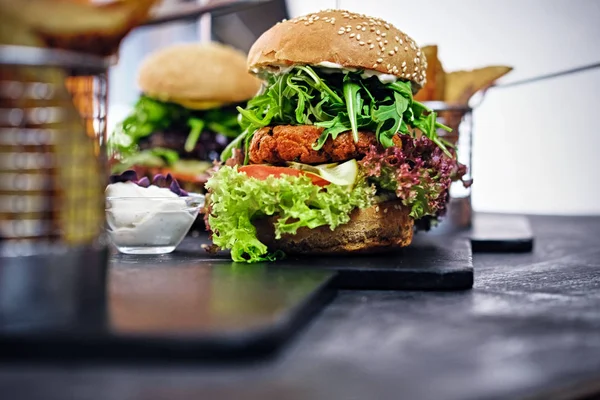 Hambúrguer de cogumelos Vegan com salada — Fotografia de Stock