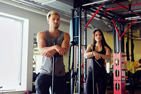 Athlétisme masculin et féminin dans une salle de gym . — Photo