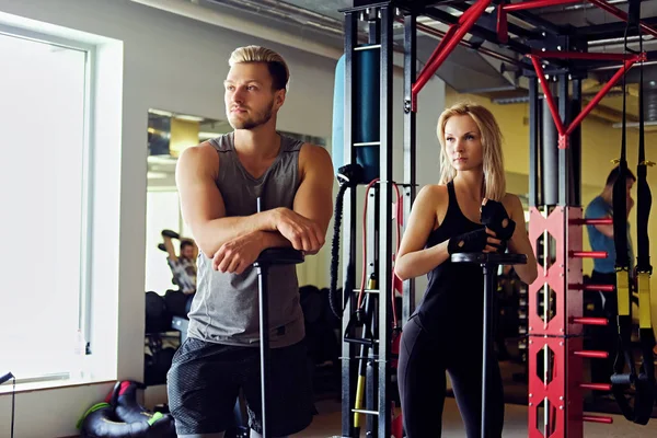 Muskulös man och kvinna i ett gym club — Stockfoto