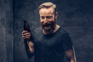 Komik Kızıl saçlı sarhoş hipster