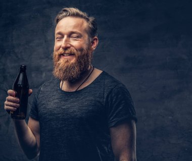 Şişe birası sarhoş hipster tutar