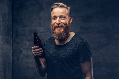 Şişe birası sarhoş hipster tutar